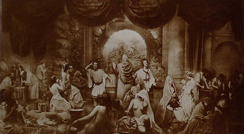 英国摄影家奥斯卡.雷兰德（Oscar Rejlander,1813-1875）作品《人生的两条道路》，他认为“摄影将使画家成为更好的艺术家，成为手艺更精巧的绘图师。"